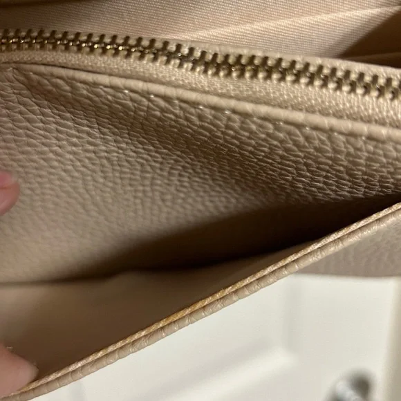 BCBG Paris Quilted Crossbody Bag in Creamy Beige - Wristlet Strap Woven Chain - Picture 7 of 11